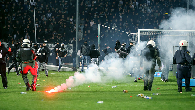 Fans und Polizei bei einem Fussballspiel in Griechenland 2016
