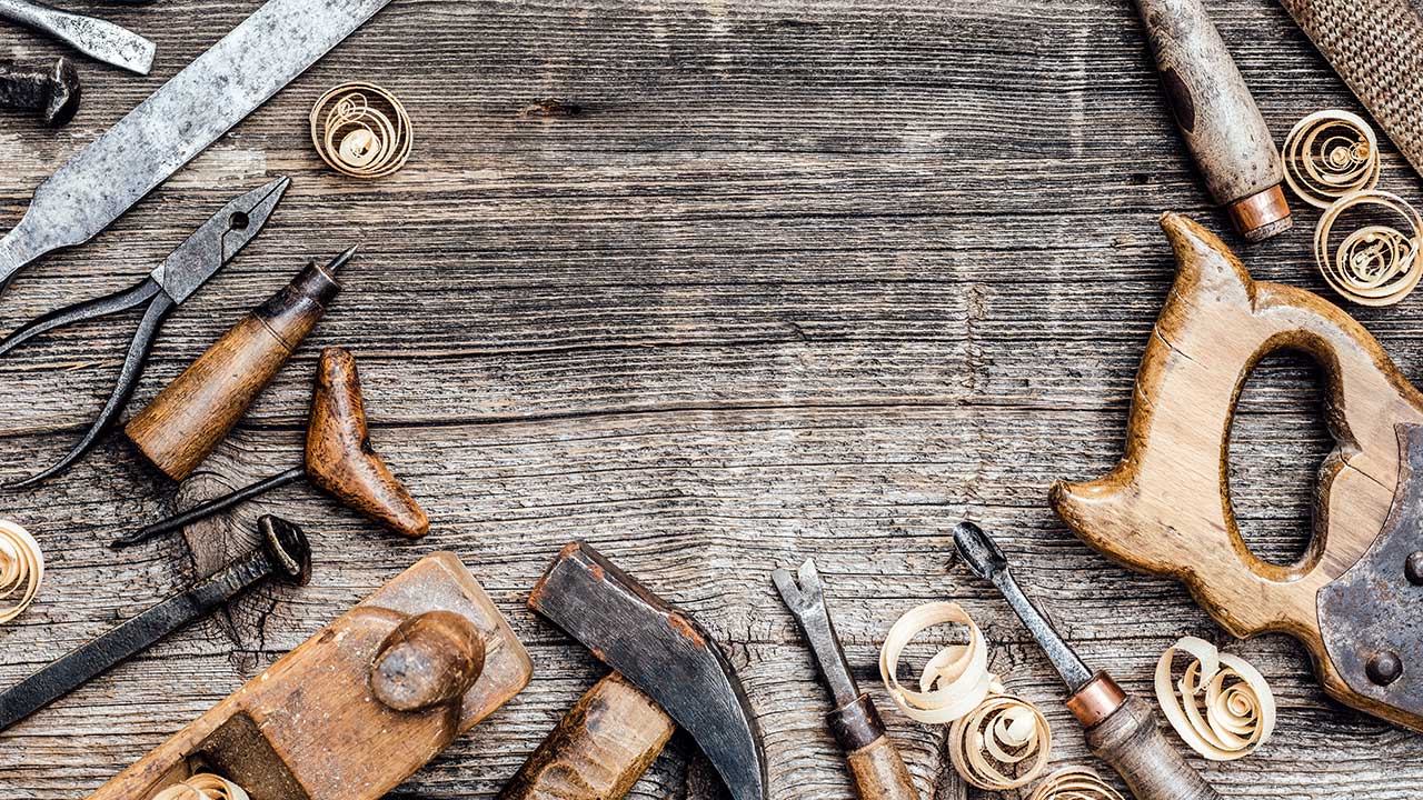 diverse Werkzeuge auf einem Holztisch