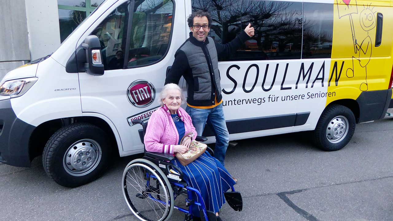 «Soulman» David Spielmann begeitet eine Seniorin im Rollstuhl | (c) David Spielmann