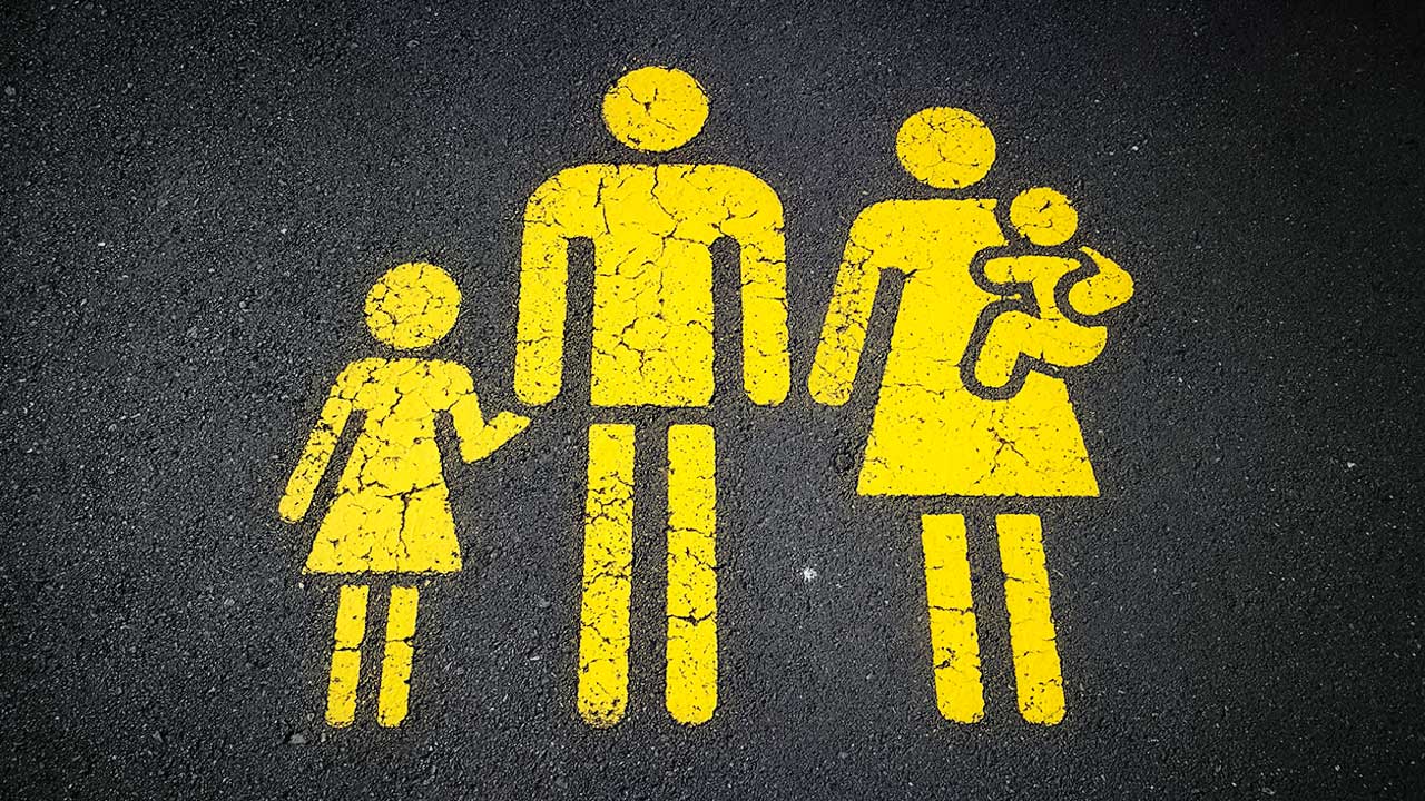 Piktogramm einer Familie auf einer Strasse