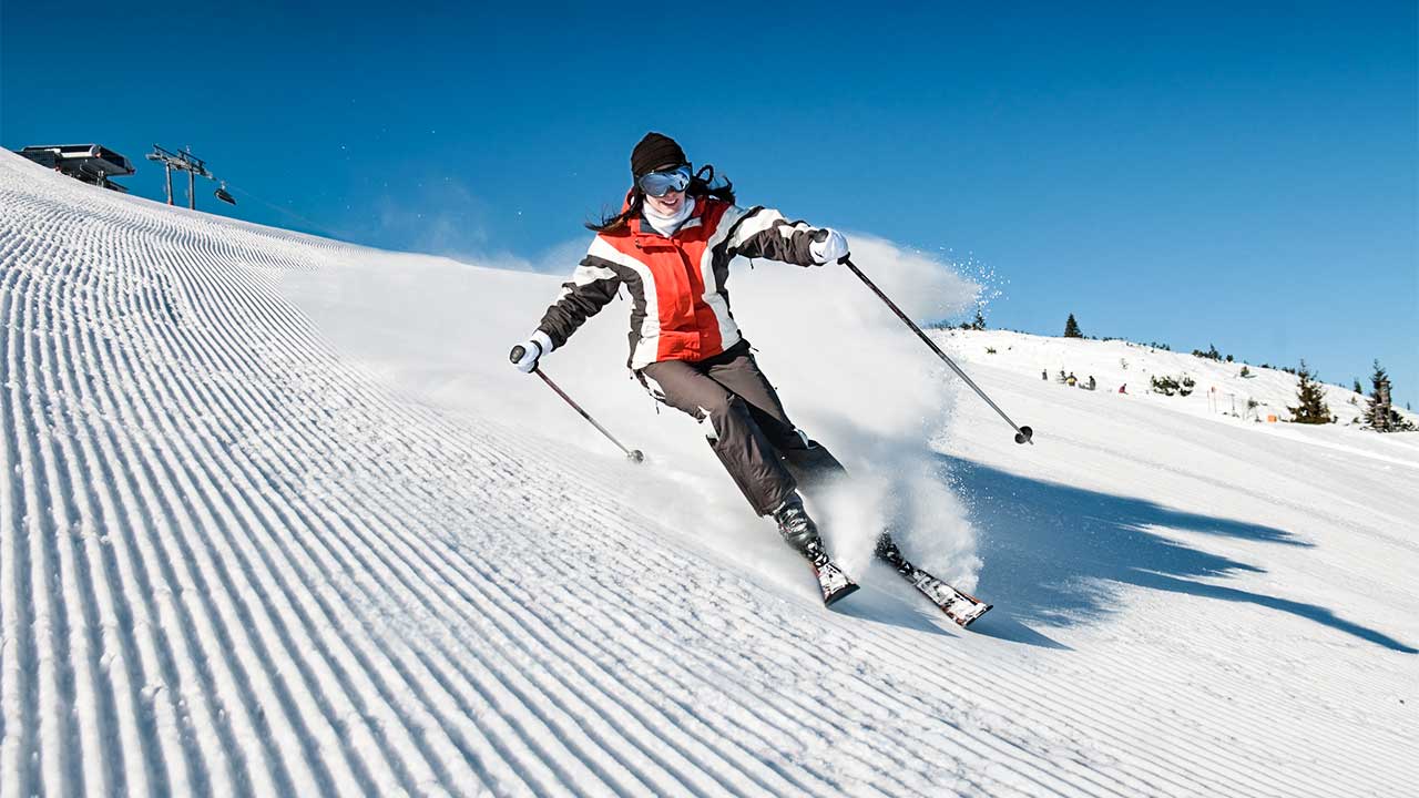 Junge Frau fährt Ski
