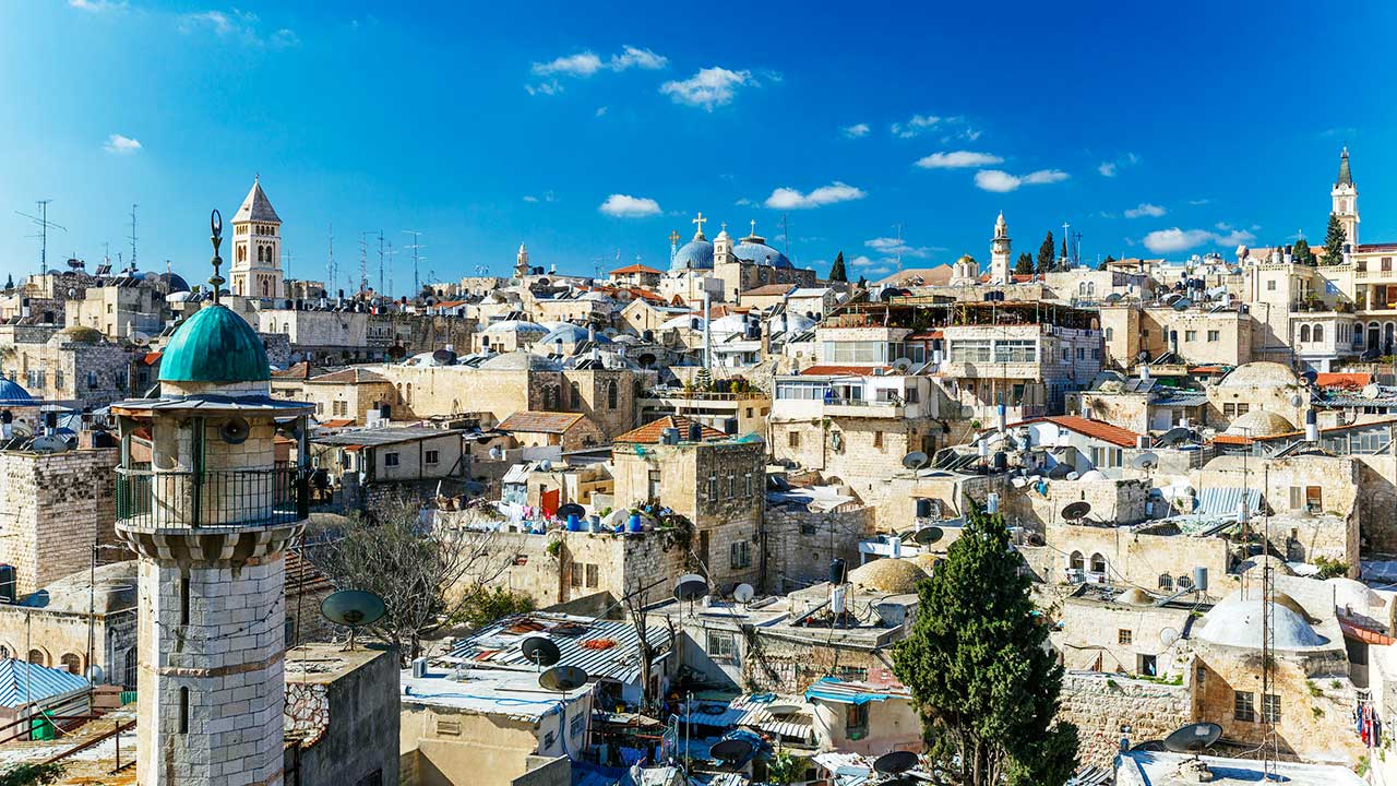 Jerusalem mit Minarett und Kirchtürmen