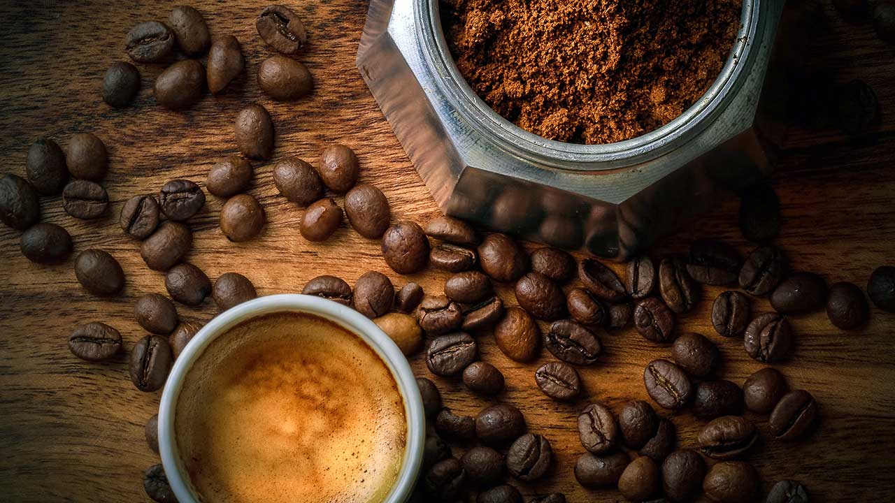 Kaffee in der Form von Bohnen, Pulver und Getränk