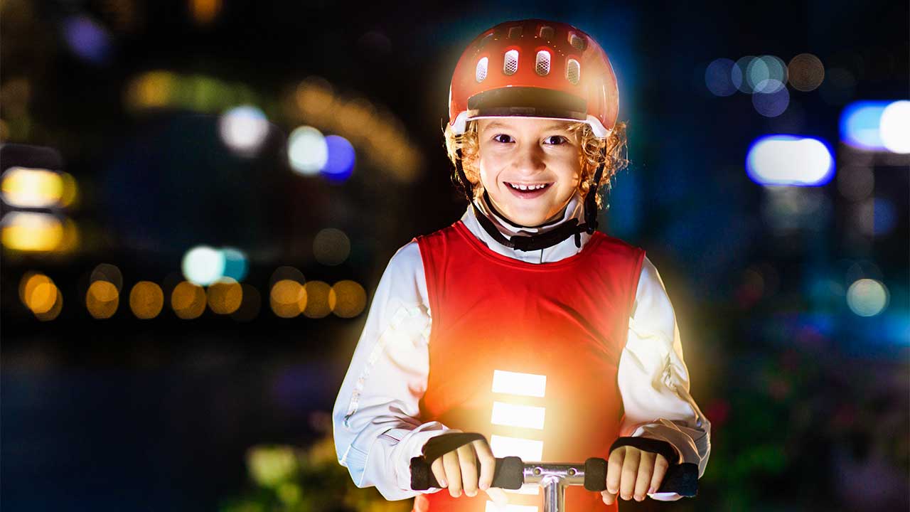 Kinder mit Reflektoren als Schutz in der Dunkelheit