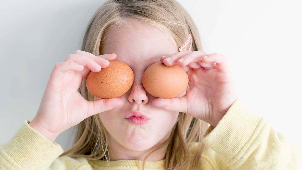 Mädchen hält Eier über Augen