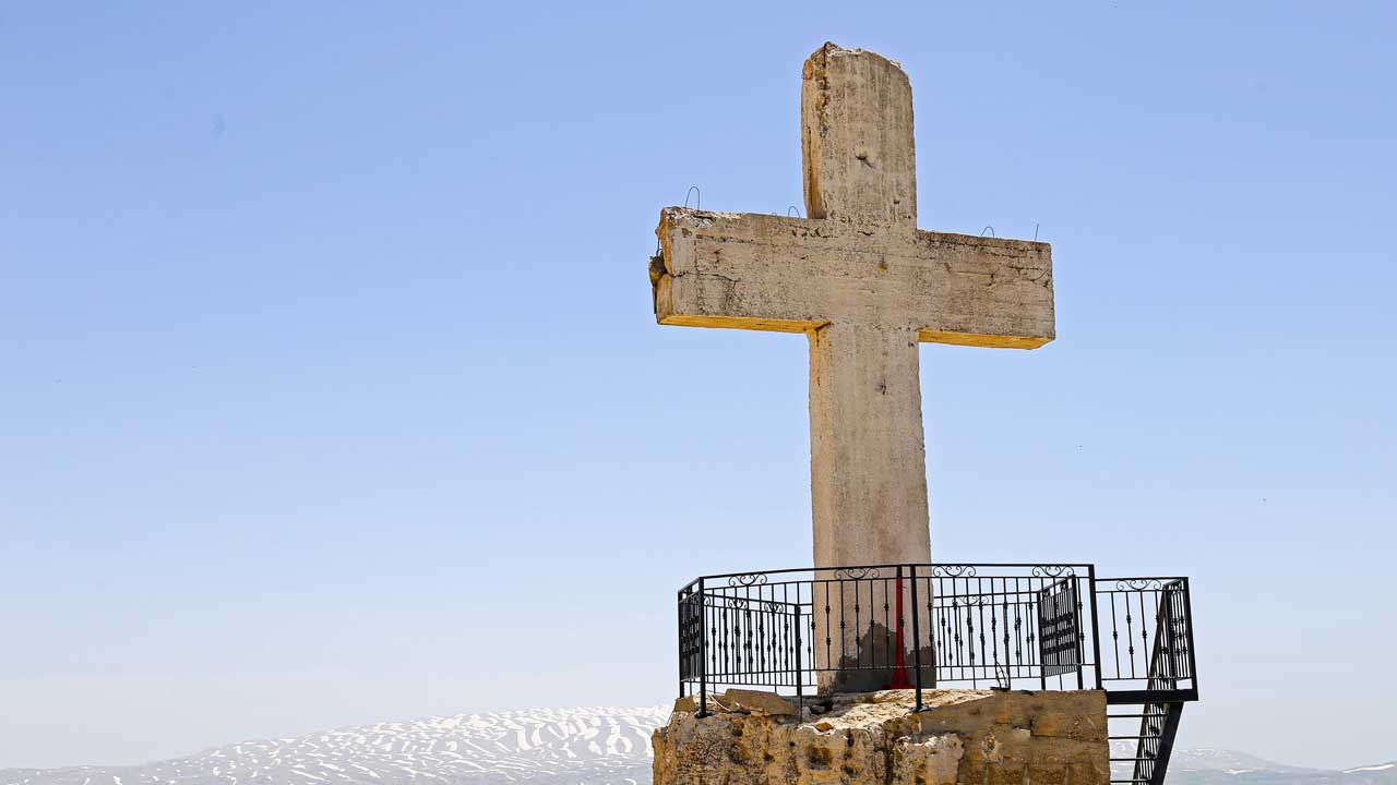 Kreuz auf einem Aussichtspunkt in Laqlouq, Libanon