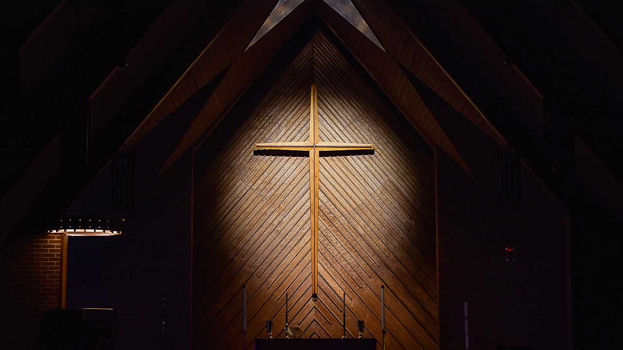 beleuchtetes Kreuz in einer lutheranischen Kirche in Augusta, USA