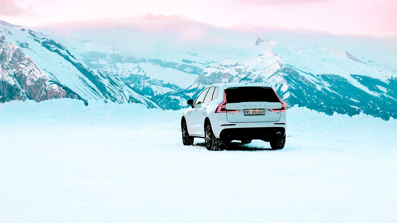Volvo in den verschneiten Walliser Bergen