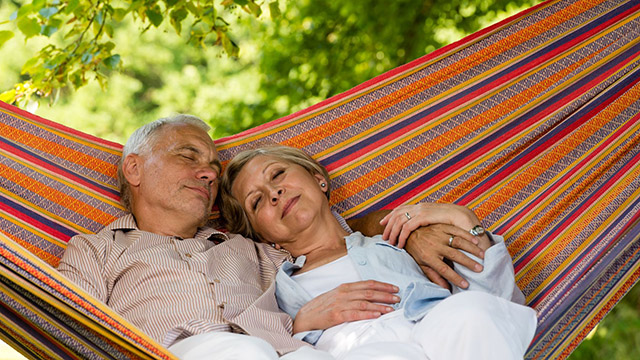 Älteres Paar ruht sich auf Hängematte auf | (c) unbekannt
