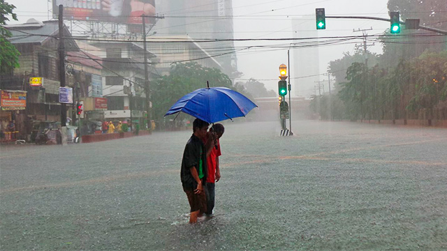 Überschwemmte Strasse in Manila