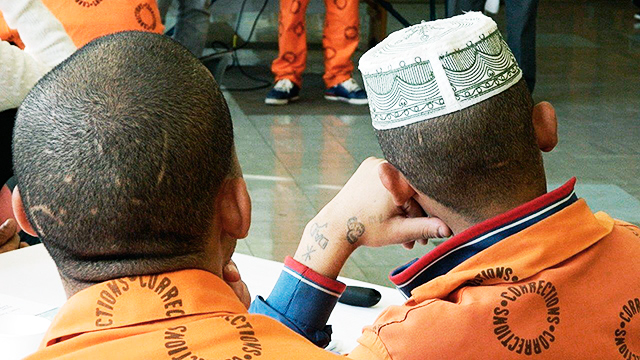 Zwei Gefangene hören zu